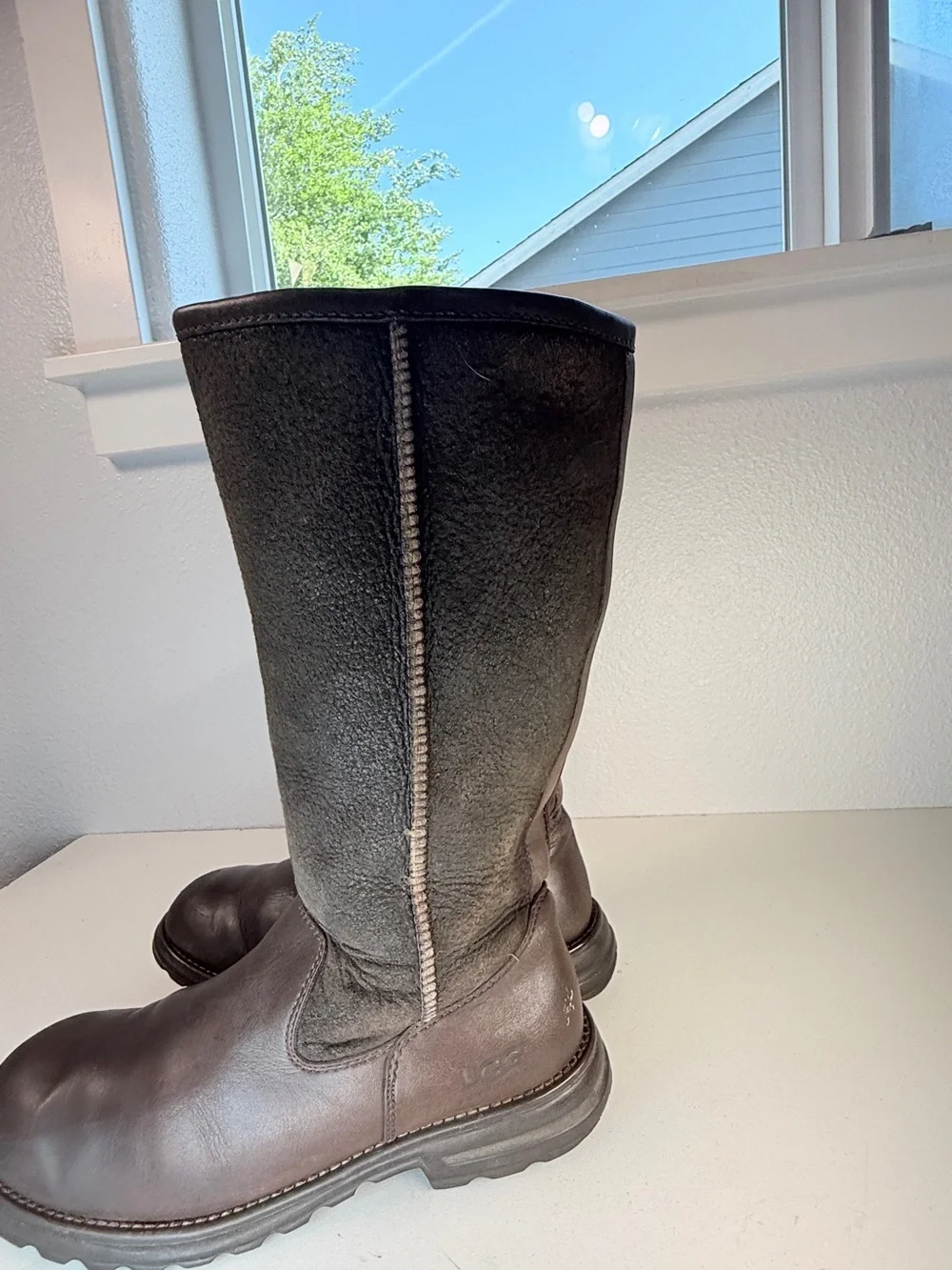 UGG Australia womens Sheepskin Lined Brown Leather Winter Boots Size 9